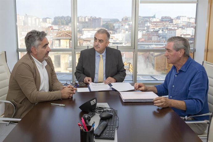 El consejero de Fomento, Vivienda, Ordenación del Territorio y Medio Ambiente, Roberto Media, recibe al alcalde de Suances, Andrés Ruiz Moya