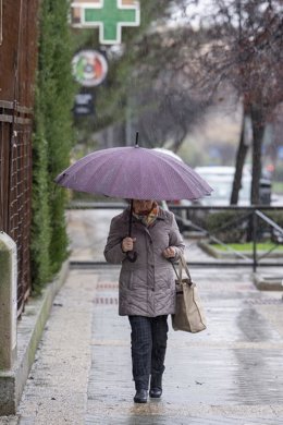 Archivo - Imágenes de transeúntes por las calles.