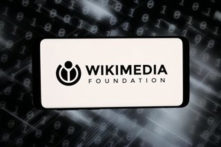 Archivo - July 23, 2026, Germany: In this photo illustration, the logo of organisation Wikimedia Foundation Inc. is displayed on a smartphone in front of abstract background on computer screen.