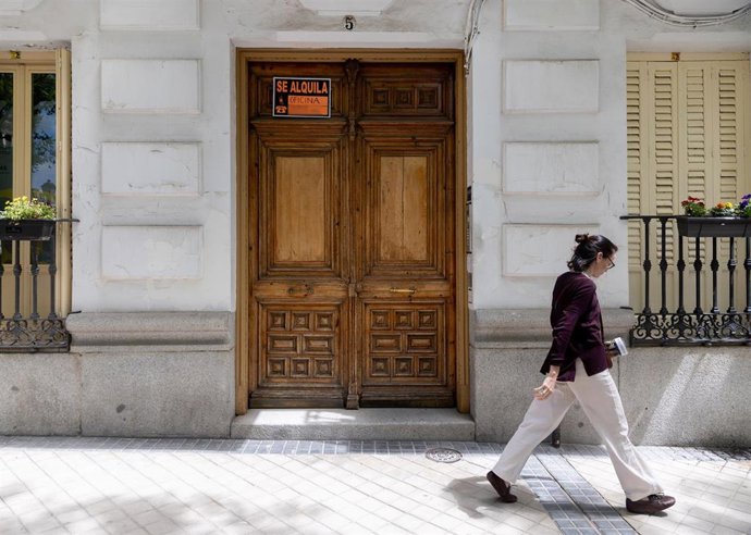 Archivo - Un cartel de ‘SE ALQUILA’, a 28 de abril de 2026, en Madrid (España).