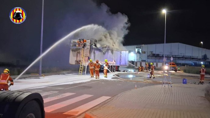 Un incendi afecta la meitat del remolc d'un camió que transportava electrodomèstics a Sollana. 