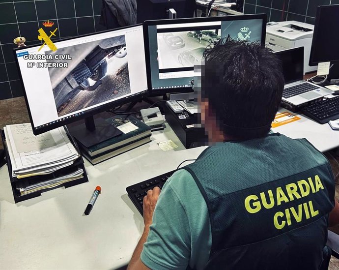 Un agente de la Guardia Civil revisa imágenes en la pantalla de un ordenador.