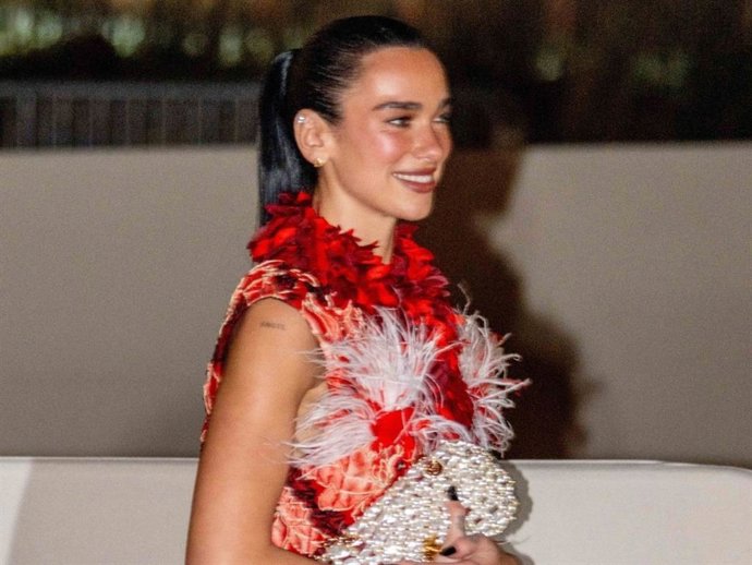 Dua Lipa nos deja sin palabras con su espectacular look en el desfile de Chanel en París