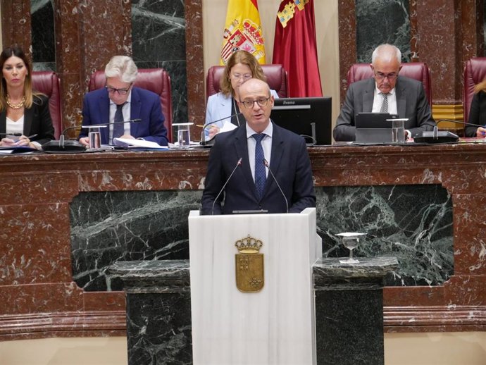 El consejero de Educación y Formación Profesional, Víctor Marín, ha defendido en la Asamblea Regional la creación del Colegio Oficial de Pedagogía y Psicopedagogía