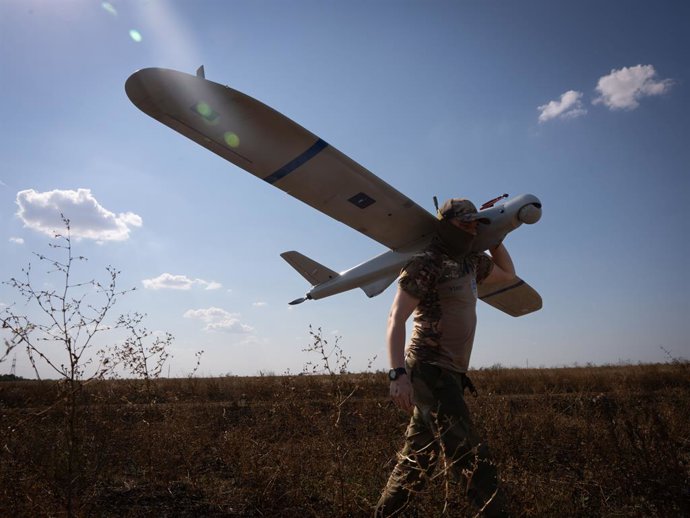 Archivo - Arquivo - Imagem de arquivo de um militar ucraniano com um drone.