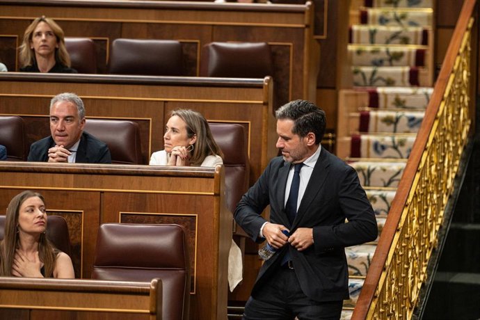 Archivo - La Portavoz del Grupo Popular en el Congreso, Ester Muñoz y el diputado y portavoz del PP, Borja Sémper, durante una sesión plenaria, en el Congreso de los Diputados.
