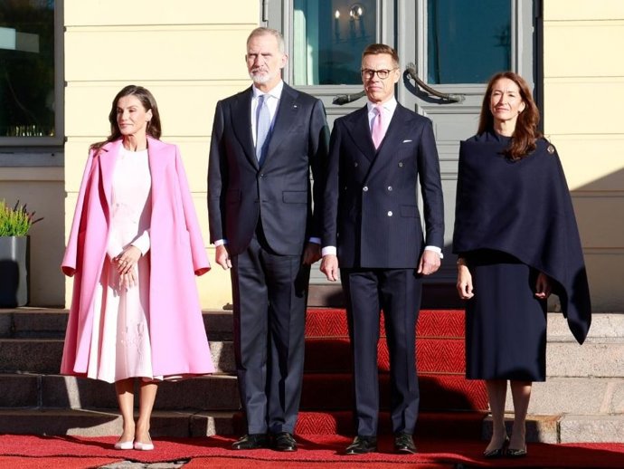 Los Reyes han sido recibidos en el Palacio Presidencial por el presidente finlandés Alexander Stubb y la primera dama, Suzanne Innes-Stubb