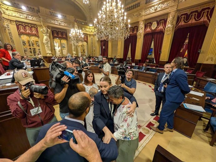 La presidenta del Govern, Marga Prohens, junto a Pilar López, una mujer desahuciada por un fondo buitre.
