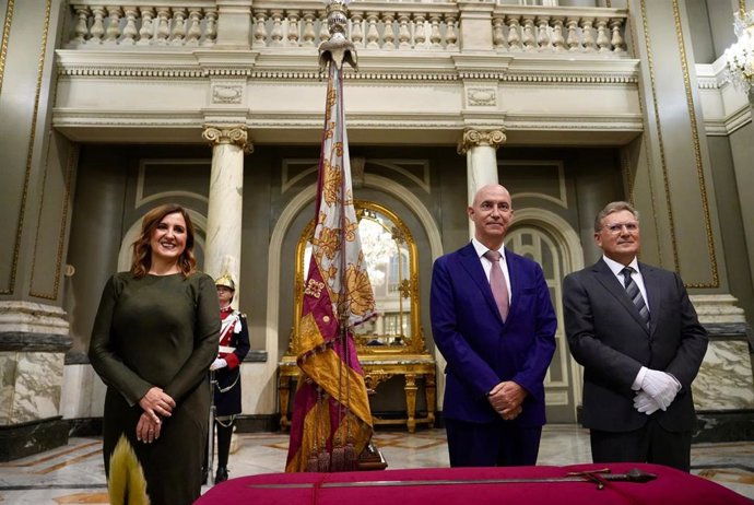La alcaldesa de València, María José Catalá, asiste a la lectura del acta del traslado de la Real Senyera y de la Espada del rey Jaume I desde el Museo Histórico al Salón de Cristal
