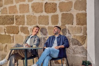 (I-D) Los exjugadores José María Gutiérrez 'Guti' y Jordi Alba, en una iniciativa de Airbnb y LaLiga.