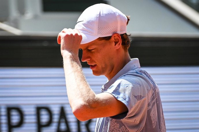 Archivo - May 28, 2026, Paris, France, France: Jannik SINNER of Italy during the fifth day of the Roland-Garros 2026, French Open 2026, Grand Slam tennis tournament at Roland-Garros Stadium on May 28, 2026 in Paris, France.,Image: 1106271524, License: Rig