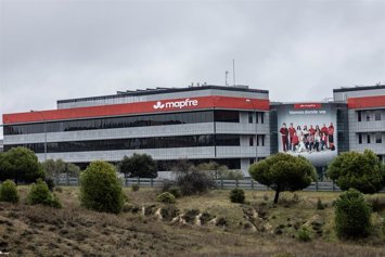 Archivo - Nueva imagen de Mapfre implantada en las fachadas de las oficinas centrales de la aseguradora en Majadahonda, a 29 de enero de 2026, en Majadahonda, Madrid (España). 