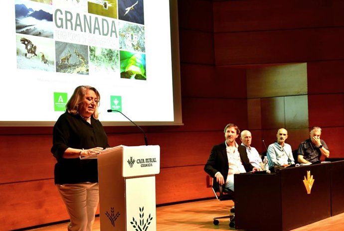 La delegada de Sostenibilidad y Medio Ambiente de la Junta en Granada, Trinidad Herrera, inaugura la exposición fotográfica 'Granada, territorio de biodiversidad'.