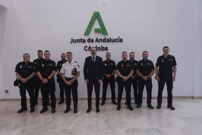 Molina (centro), posa junto al jefe de la Unidad de la Policía Nacional Adscrita a la Junta y algunos de los nuevos agentes incorporados recientemente a dicha Unidad.