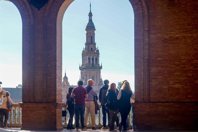 Archivo - Turistas recorriendo y admirando la Plaza de España.