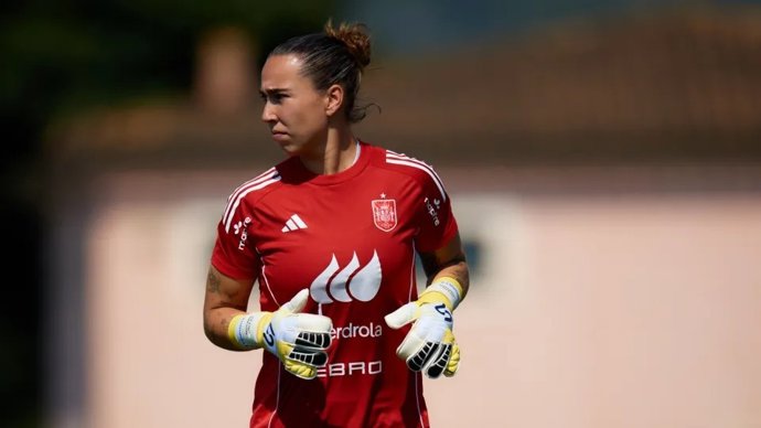 La portera española del Barça Femení Cata Coll en una concentración con la selección española