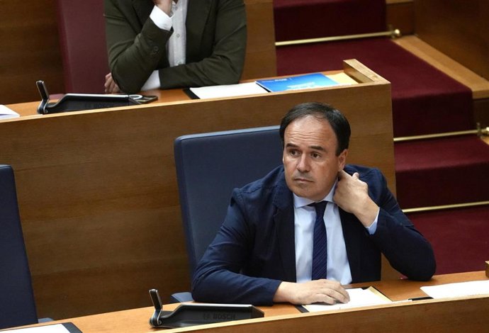 Archivo - El president de la Generalitat Valenciana, Juanfran Pérez Llorca (1 fila, d)