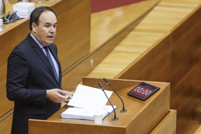 El presidente de la Generalitat Valenciana, Juanfran Pérez Llorca, interviene durante el Debate de Política General de la Comunitat Valenciana, en les Corts Valencianes, a 28 de septiembre de 2026