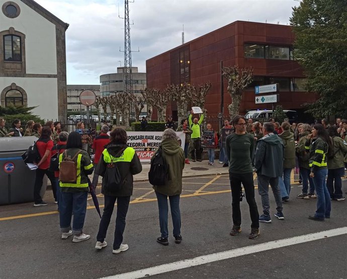 Protesta de emisoristas e vixiantes do servizo antincendios ante a Dirección Xeral de Defensa do Monte, no compostelán barrio de San Lázaro
