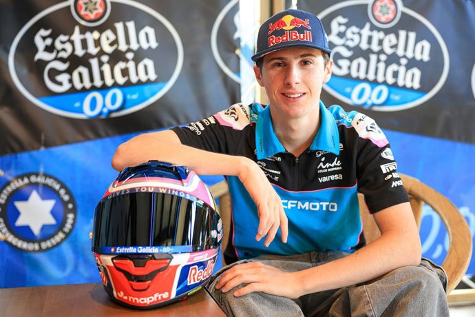 Archivo - El piloto español de Moto3 Máximo Quiles (KTM), posa para su patrocinador Estrella Galicia 0,0.