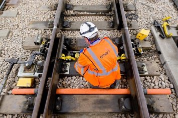 Archivo - Trabajador de Amey en obras ferroviarias