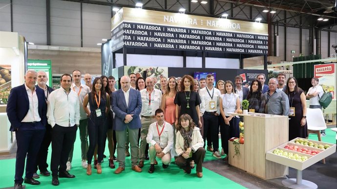 El consejero Aierdi junto a los representantes de las empresas navarras que muestran su producto estos días en Madrid.