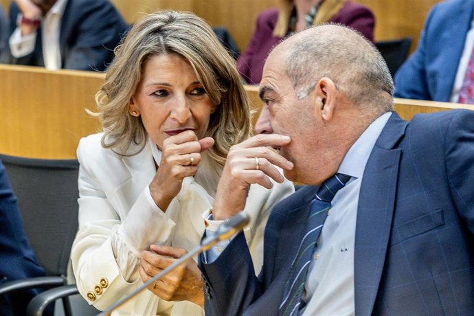 Archivo - La vicepresidenta segunda y ministra de Trabajo y Economía Social, Yolanda Díaz, conversa con el presidente de ATA, Lorenzo Amor. Foto de archivo