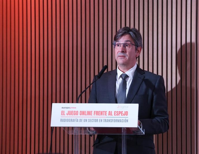 Archivo - El director general de ordenación del juego, ministerio de derechos sociales, consumo y agenda 2030, Mikel Arana, interviene durante el encuentro informativo 'El juego online frente al espejo: radiografía de un sector en transformación' organiza