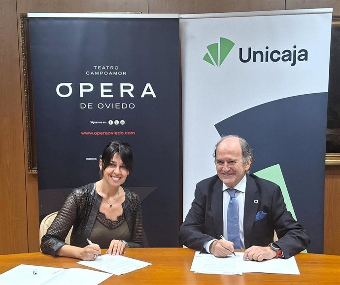 La directora de Imagen, Patrocinios y Grupos de Interés de Unicaja, Gemma Sotorres, y el presidente de la Fundación Ópera de Oviedo, Juan Carlos Rodríguez-Ovejero, renuevan la colaboración entre ambas instituciones.
