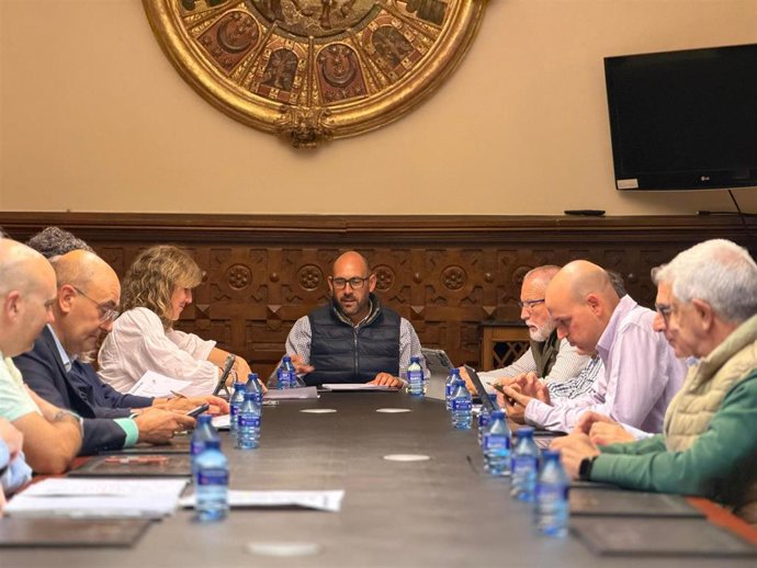 Comisión de Agricultura presidida por el diputado Iván Aparicio.