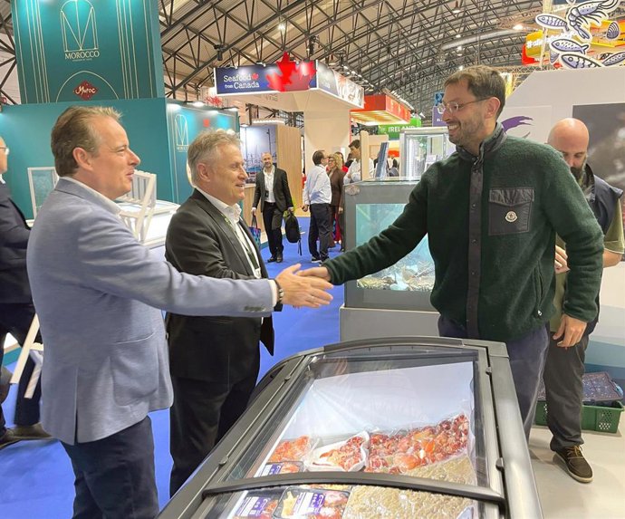 El consejero de Medio Rural, Marcelino Marcos, en su visita a Conxemar.