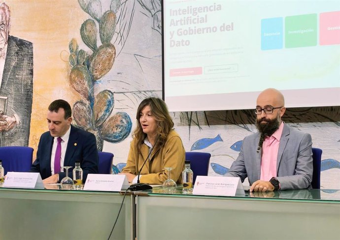 La rectora de la ULE, Nuria González, con el nuevo director de IA y Gobierno del Dato, Francisco Javier Rodríguez Lera (derecha) y el vicerrector de Infraestructuras, Sostenibilidad y Transformación Digital, Ramón Ángel Fernández (izquierda).