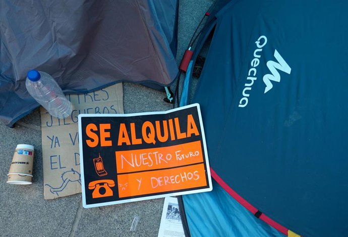 Decenas de personas acampadas en la Plaza del Ayuntamiento, a 4 de octubre de 2026, en Valencia, Comunidad Valenciana (España).    Varios jóvenes comenzaron ayer una acampada en la Plaza del Ayuntamiento tras la manifestación por la vivienda celebrada est