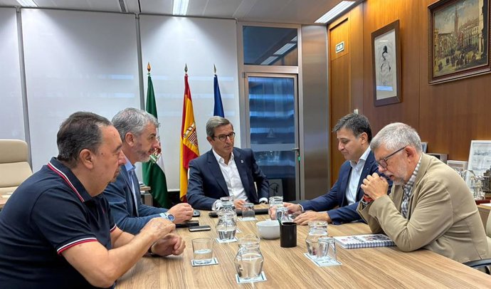 Imagen de la reunión mantenida por el consejero de Universidad, Industria, Energía e Innovación, Jorge Paradela con el secretario general de UGT Andalucía, Oskar Martín; el secretario general de UGT FICA Andalucía, José Manuel Rodríguez.