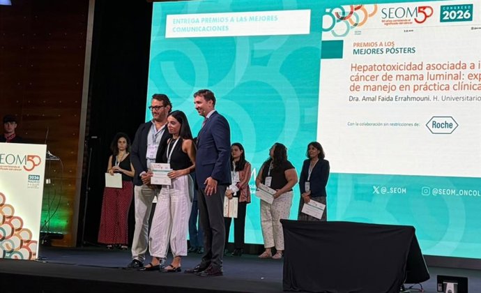La profesional de la Salud del VIrgen del Rocío Amal Faida recibiendo un premio en el Congreso Nacional de Oncología.