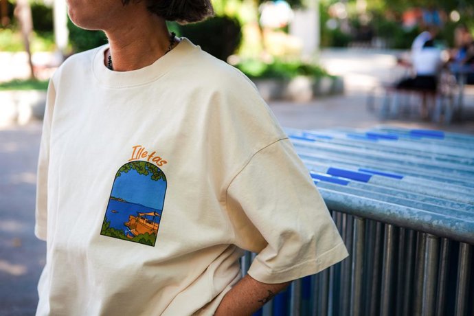 Los Paisajes De Huelva, Mallorca Y Benidorm Convertidos En Camiseta