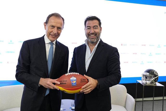 Emilio Butragueño y Rafael de los Santos durante el Desayuno Deportivo de Europa Press