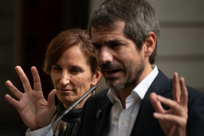 La ministra de Sanidad, Mónica García, y el ministro de Cultura, Ernest Urtasun, durante una rueda de prensa, en el Congreso de los Diputados, a 6 de octubre de 2026, en Madrid (España)