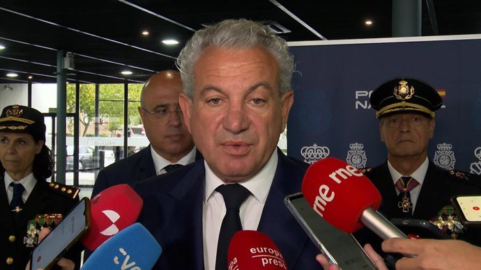 El delegado del Gobierno en CyL, Nicanor Sen, en la Feria de Valladolid minutos antes de presidir los actos por el Día de la Policía.