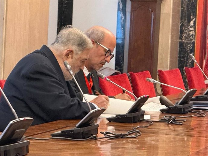 (I) El presidente de la Asociación de Exdiputados y Exsenadores de las Cortes Generales, Juan Van-Halen, y (D) el presidente del Parlatino, Rolando González Patricio.
