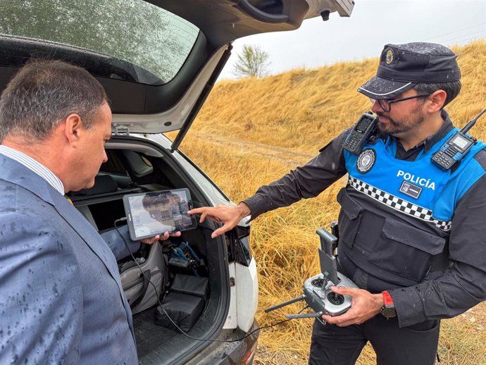 El concejal de Protección Ciudadana, Tráfico y Transportes, Ángel Molina, junto al sistema de drones de la Policía Local