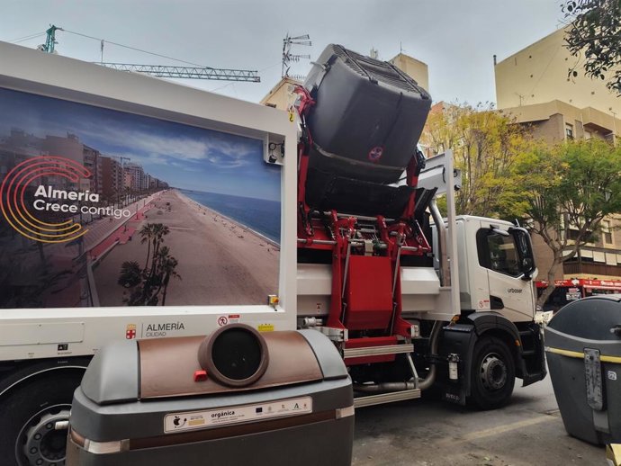 Un camión de basura realiza la recogida de un contenedor en una imagen de archivo.