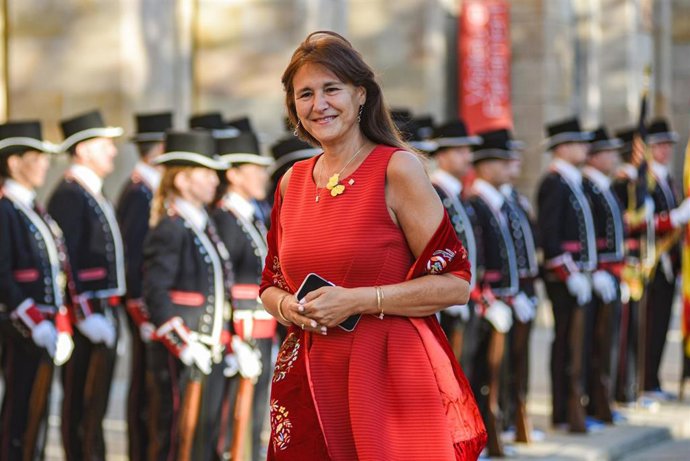 La expresidenta del Parlament, Laura Borràs, a su llegada al acto solemne de izada de la senyera en la víspera de la Diada Nacional de Catalunya