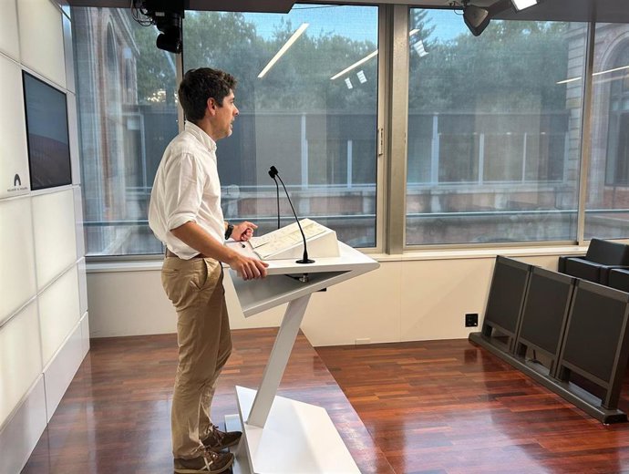 El portavoz de los Comuns en el Parlament, David Cid, en una rueda de prensa