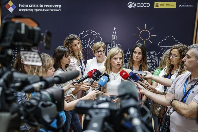 La delegada del Gobierno en la Comunidad Valenciana, Pilar Bernabé, atiende a los medios a su llegada a la conferencia internacional ‘De la crisis a la recuperación: Fortaleciendo la resiliencia regional ante los desastres’, en CaixaForum Valencia¡¡