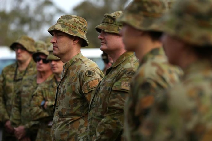 Archivo - Personal de la Reserva y del Ejército Regular de Australia durante un pase de lista antes de partir del cuartel de Holsworthy para colaborar en las labores de extinción de los incendios forestales en Nueva Gales del Sur.