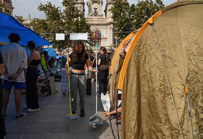 Decenas de personas acampadas en la Plaza del Ayuntamiento, a 4 de octubre de 2026, en València