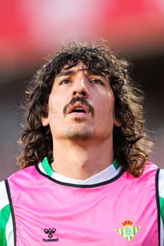 Archivo - Hector Bellerin of Real Betis looks on during the Ciudad de Granada Trophy football match played between Granada CF and Real Betis at Nuevo Los Carmenes stadium on July 25, 2026, in Granada, Spain.