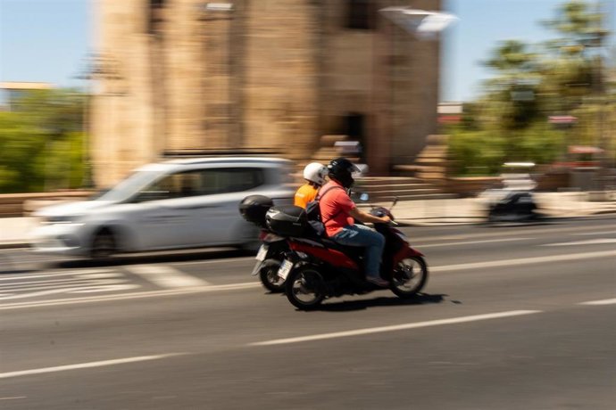 Archivo - Una motocicleta circula junto a la Torre del Oro, en el Paseo de Colón. A 3 de septiembre de 2024, en Sevilla (Andalucía, España).
