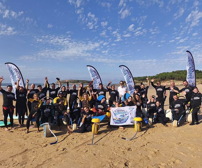 Un centenar de personas con discapacidad participa en Loredo en el Festival de Parasurf Fundación También-Plea